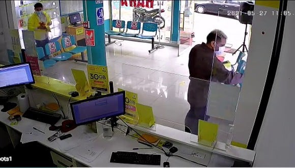 Dos hombres armados tomaron por asalto una tienda de venta de celulares ‘Bitel’, amarraron con precinto de seguridad a un trabajador y lo metieron a un baño, en La Victoria.