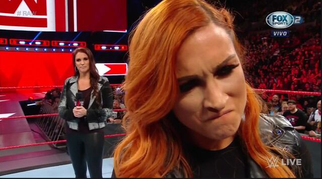Becky Lynch no resistió las ganas de ponerle las manos encima a Stephanie McMahon. (Captura Fox Sports 2)