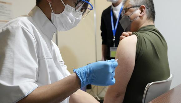 Un residente local recibe una inyección de refuerzo de la vacuna contra el coronavirus Moderna contra el covid-19 en un centro de vacunación masiva operado por la Fuerza de Autodefensa de Japón. (Foto: Eugene Hoshiko / POOL / AFP)