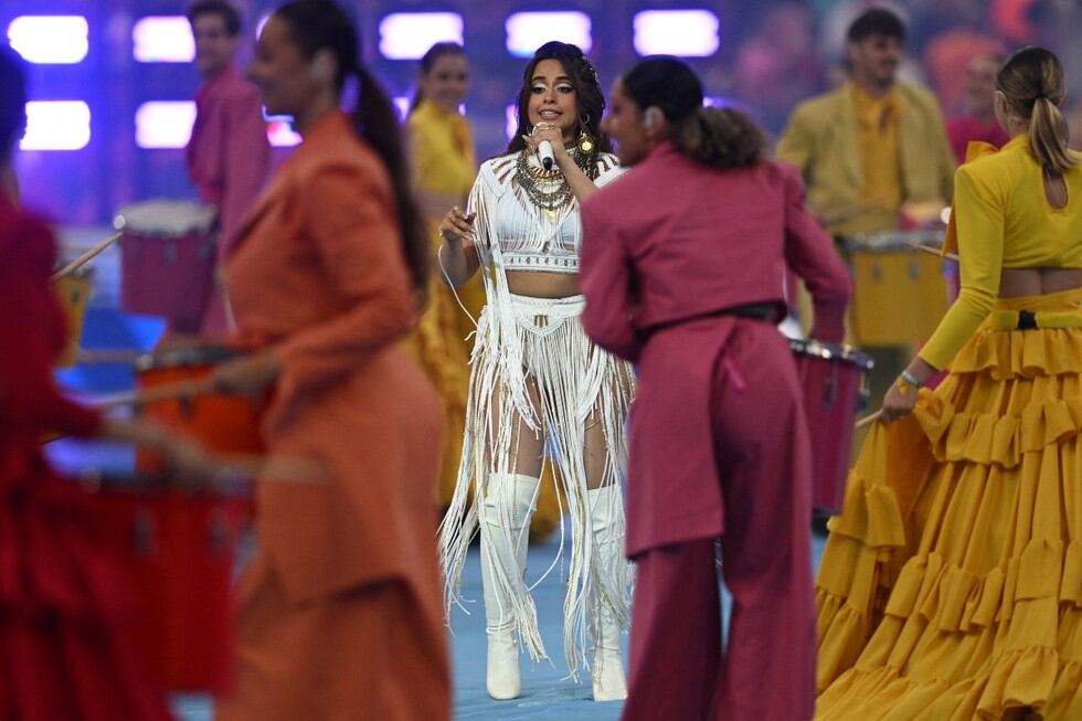El show de la latina, conocida por canciones como “Bam Bam” y “Havana” y nominada a los premios Grammy, estuvo acompañado por un bonito juego de luces, fuegos artificiales y humo, mucho humo debido al disparo de los fuegos. (Foto: AFP)