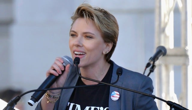 Scarlett Johansson se dirigió a James Franco, quien ha sido acusado de acoso sexual por cinco mujeres. Fotos: AFP