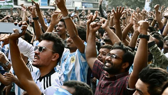 Los fanáticos del fútbol ven el partido de fútbol del Grupo C de la Copa Mundial de Qatar 2022 entre Argentina y Arabia Saudita en una pantalla grande, en Dhaka (Bangladesh), el 22 de noviembre de 2022. (Foto de Munir uz zaman / AFP)