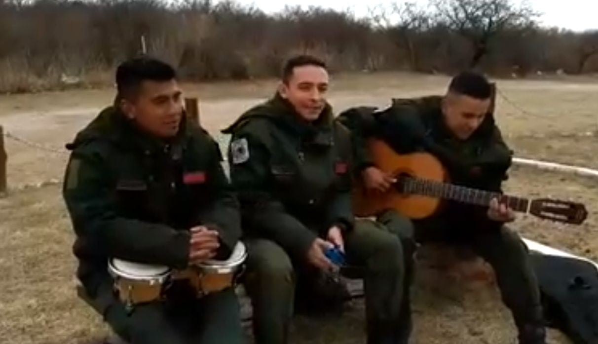 Gendarmes tocan canciones de Maluma y la rompen en redes. Foto: Captura de pantalla de Facebook