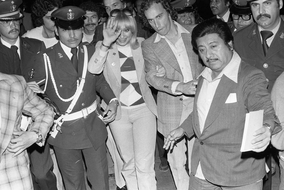 La actriz y cantante Rafaella Carrá resguardada por la policía en el Aeropuerto Jorge Chávez. Lima, 6 de noviembre de 1979. (Foto: GEC Archivo Histórico)