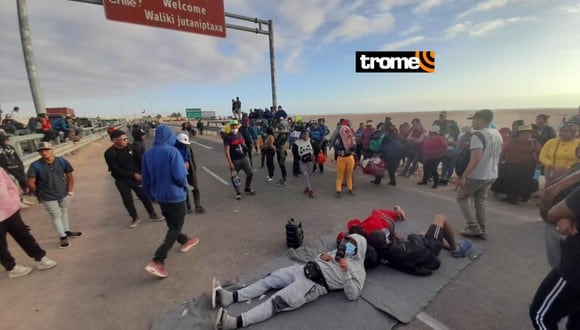 Extranjeros se echaron en plena vía para bloquearla. Foto: Jhon Surco, corresponsal de Tacna