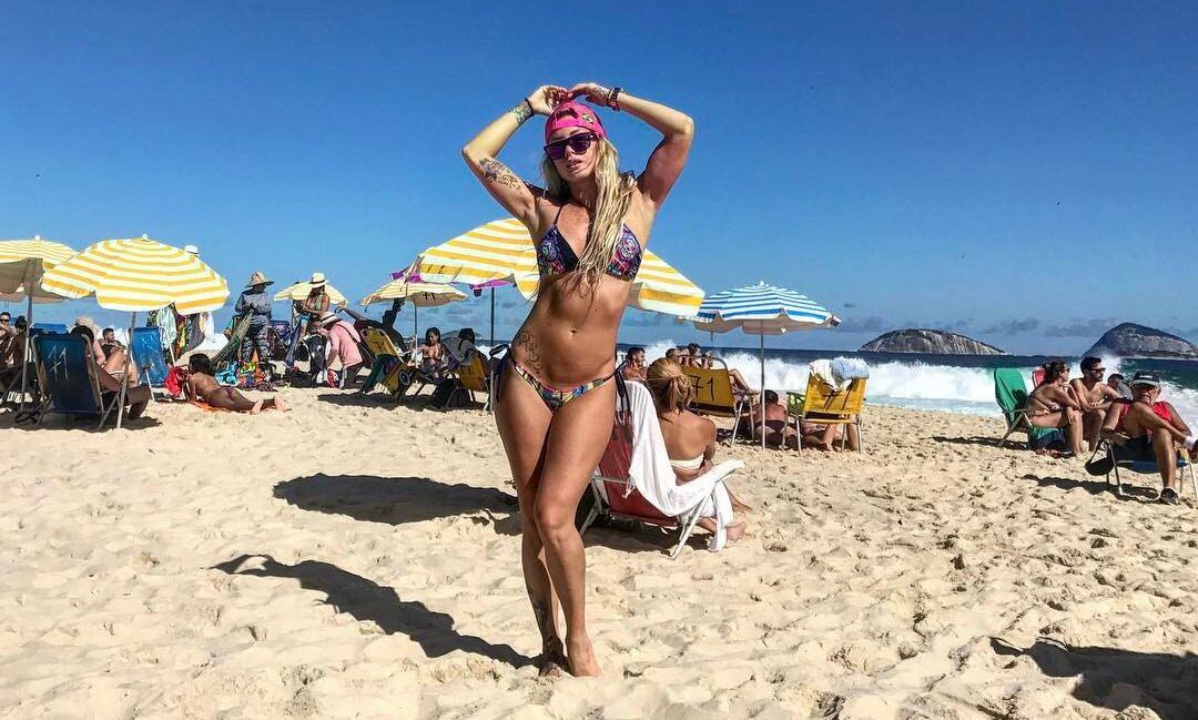 Leslie Shaw luce su sexy figura en bikini en las playas de Brasil