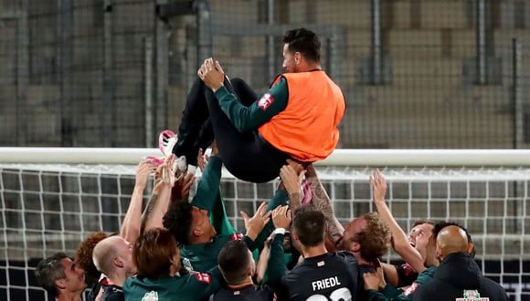 Claudio Pizarro cargado por el plantel de Werder Bremen en emotiva imagen