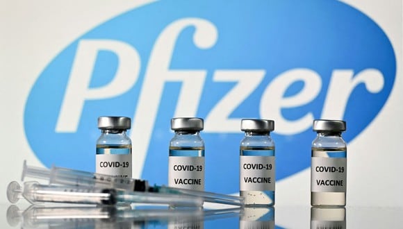 Dos enfermeras españolas logran sacar una séptima dosis de vacuna de Pfizer. (Foto: JUSTIN TALLIS).
