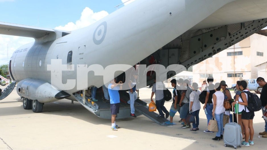 Avión C 27 Spartan trasladó a personas varadas en Piura. ( Fotos: Trome)