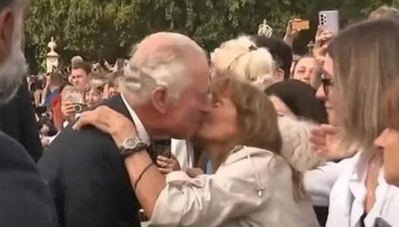 Una mujer le dio un beso al rey Carlos en las afueras del palacio londinense de Buckingham. (Foto: captura)