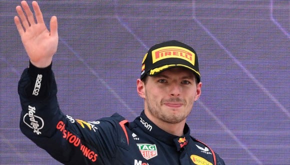 El piloto neerlandés de Red Bull Max Verstappen saluda desde el podio tras ganar la carrera del Gran Premio de España de Fórmula Uno en el Circuit de Catalunya el 4 de junio de 2023 en Montmeló, a las afueras de Barcelona.  | Foto de Josep Lago / AFP