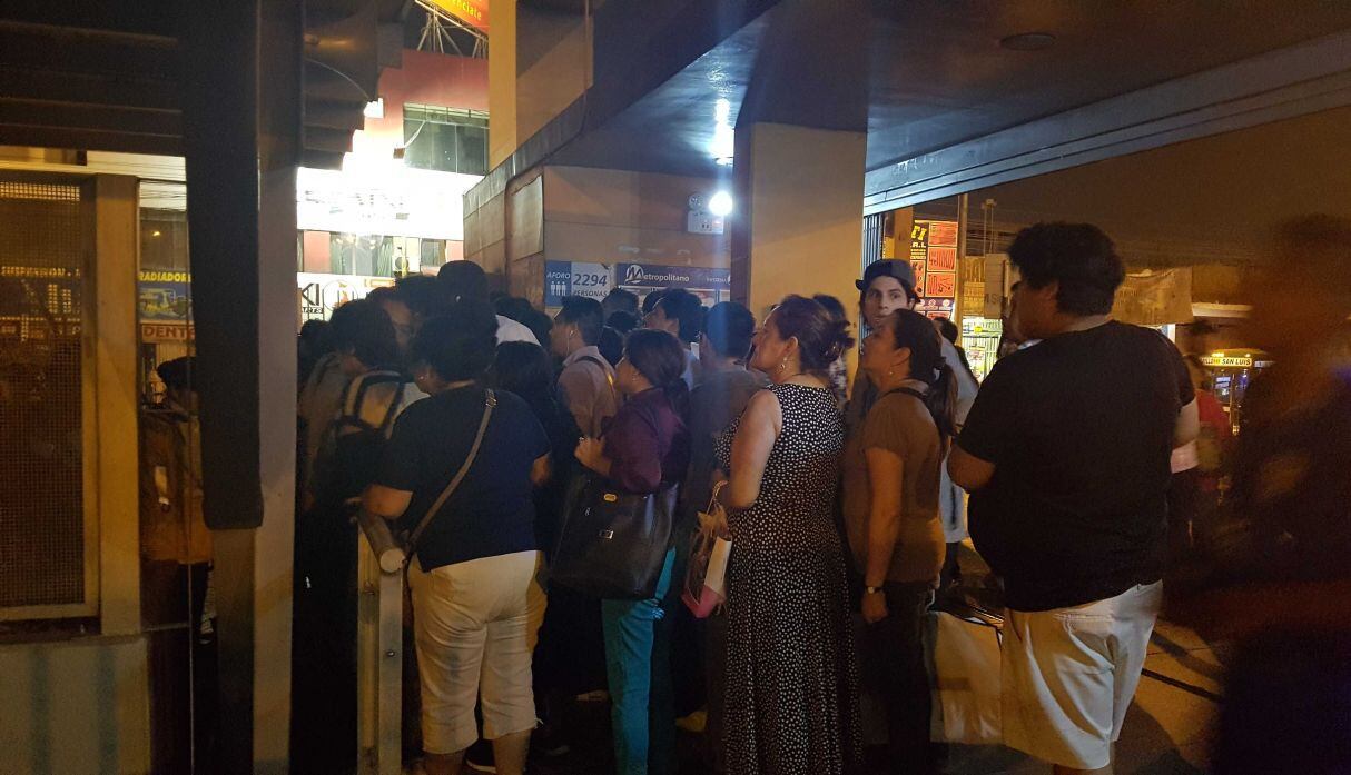 Un apagón en la estación Naranjal sorprendió a los pasajeros del Metropolitano. (Ameli Hidalgo)
