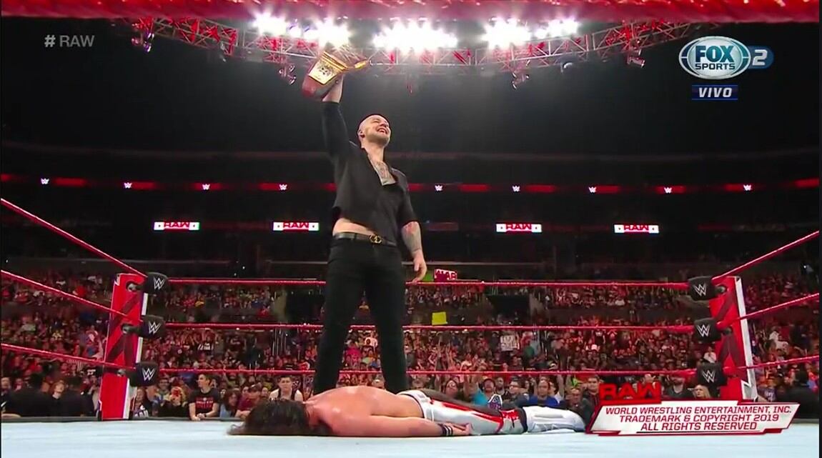 Baron Corbin acabó con Seth Rollins  a punta de sillazos. (Captura Fox Sports 2)