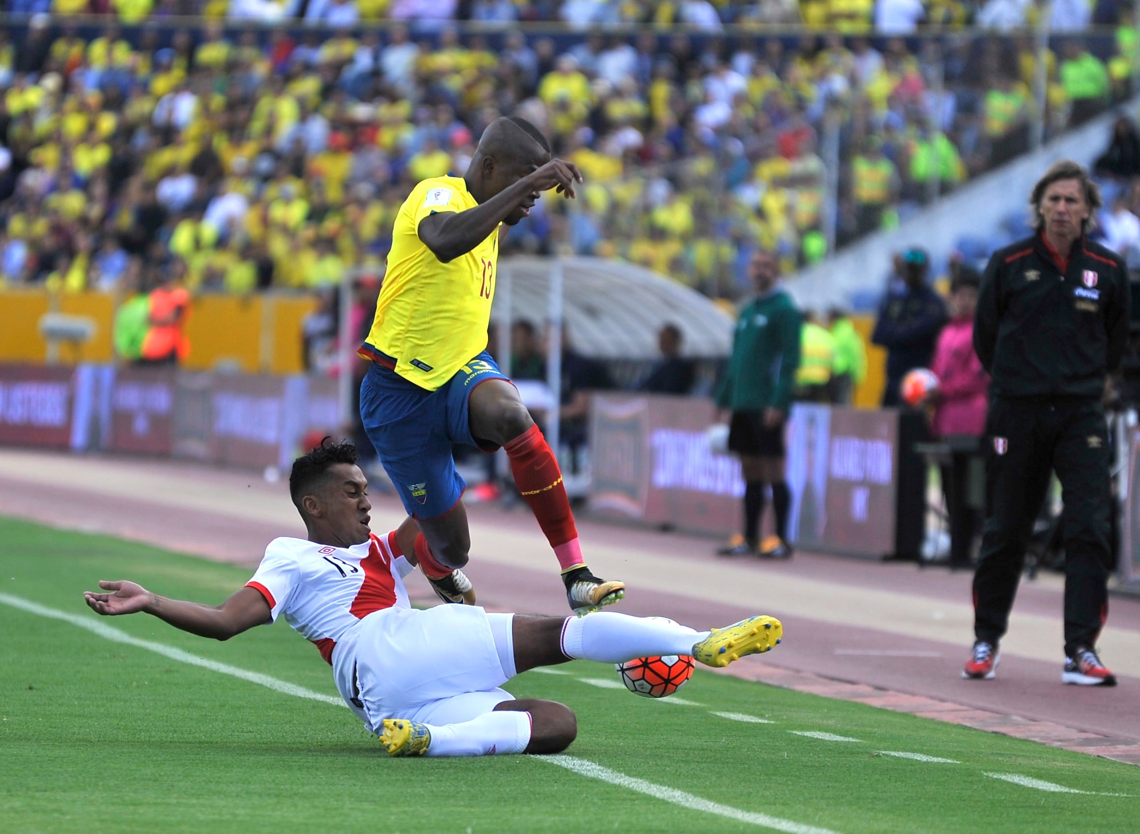 Las selecciones de Ecuador y Perú viene empatando en el encuentro que se disputa en el estadio Atahualpa de Quito.