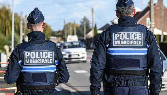 Policías municipales caminan mientras aseguran el área cerca de Bethune, en el norte de Francia, el 18 de noviembre de 2022.  (Foto de DENIS CHARLET / AFP)