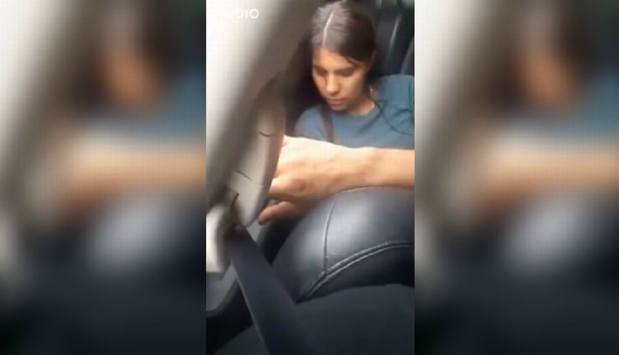 La joven se quedó dormida recostada en la puerta de un auto. (Facebook: @recreoviralblog)