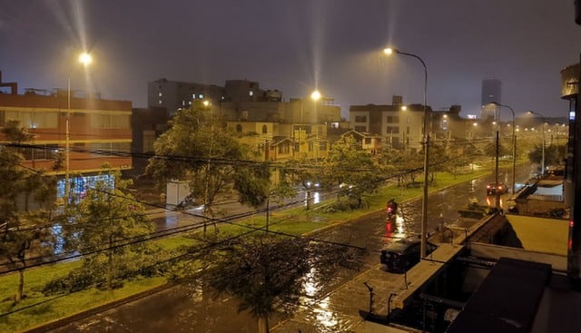Usuarios en Twitter compartieron su experiencia con la lluvia en Lima. (Fotos: Twitter)