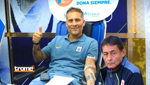 Leao Butrón posa contento mientras dona sangre para el 'Niño Terrible' (Foto: @clubALoficial)