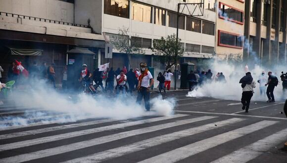 La marcha contra el presidente Pedro Castillo se tornó violenta y la policía lanzó bombas lacrimógenas. Fotos: Hugo Curotto /@Photo.gec