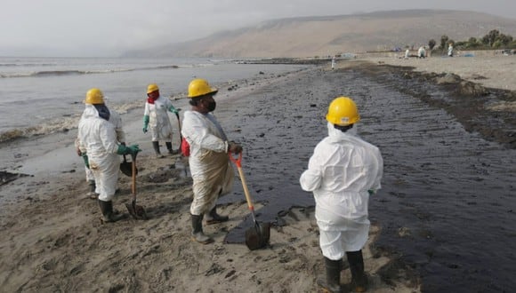 Trabajadores vienen recogiendo el petróleo derramado que causó muertes incalculables en la fauna marina. (Foto: Julio Reaño/@photos.gec)