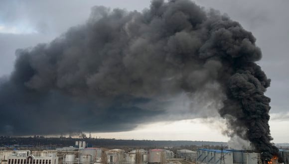 El humo se eleva después de un ataque del ejército ruso en Odessa, el 3 de abril de 2022. (Foto: BULENT KILIC / AFP)