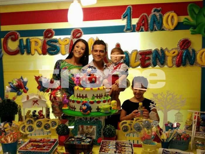 Christian Domínguez y Karla Tarazona juntos en el cumpleaños de su bebé