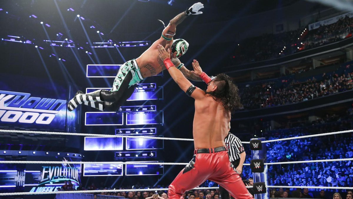 Rey Misterio lució en gran forma en su debut oficial en WWE. (Captura Fox Sports)