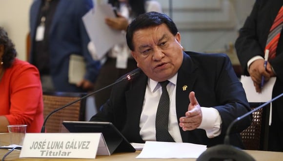 José Luna Gálvez critica que se haya aprobado el presupuesto que planteó el Poder Ejecutivo para el 2024. (Foto: Congreso)
