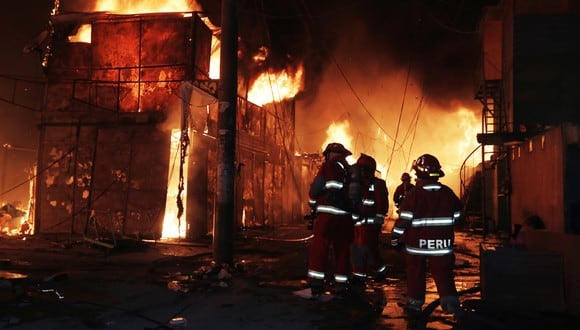 Miles de damnificados dejó dantesco incendio en la zona de Cantagallo. (Foto: Trome)