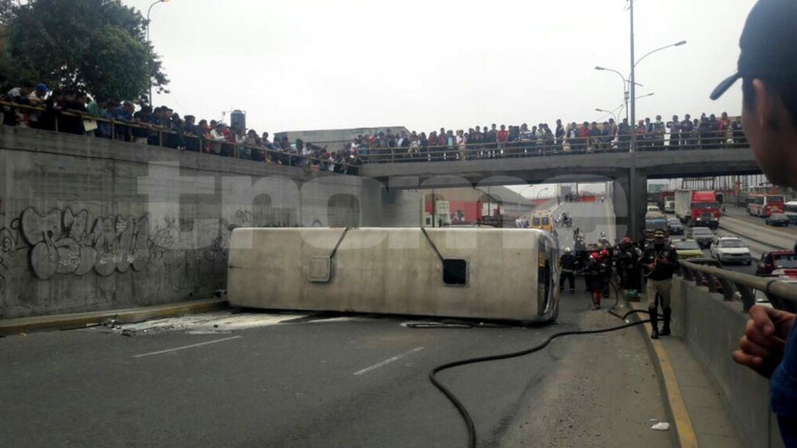 Cercado de Lima: 12 heridos tras volcadura de bus en av. Alfonso Ugarte