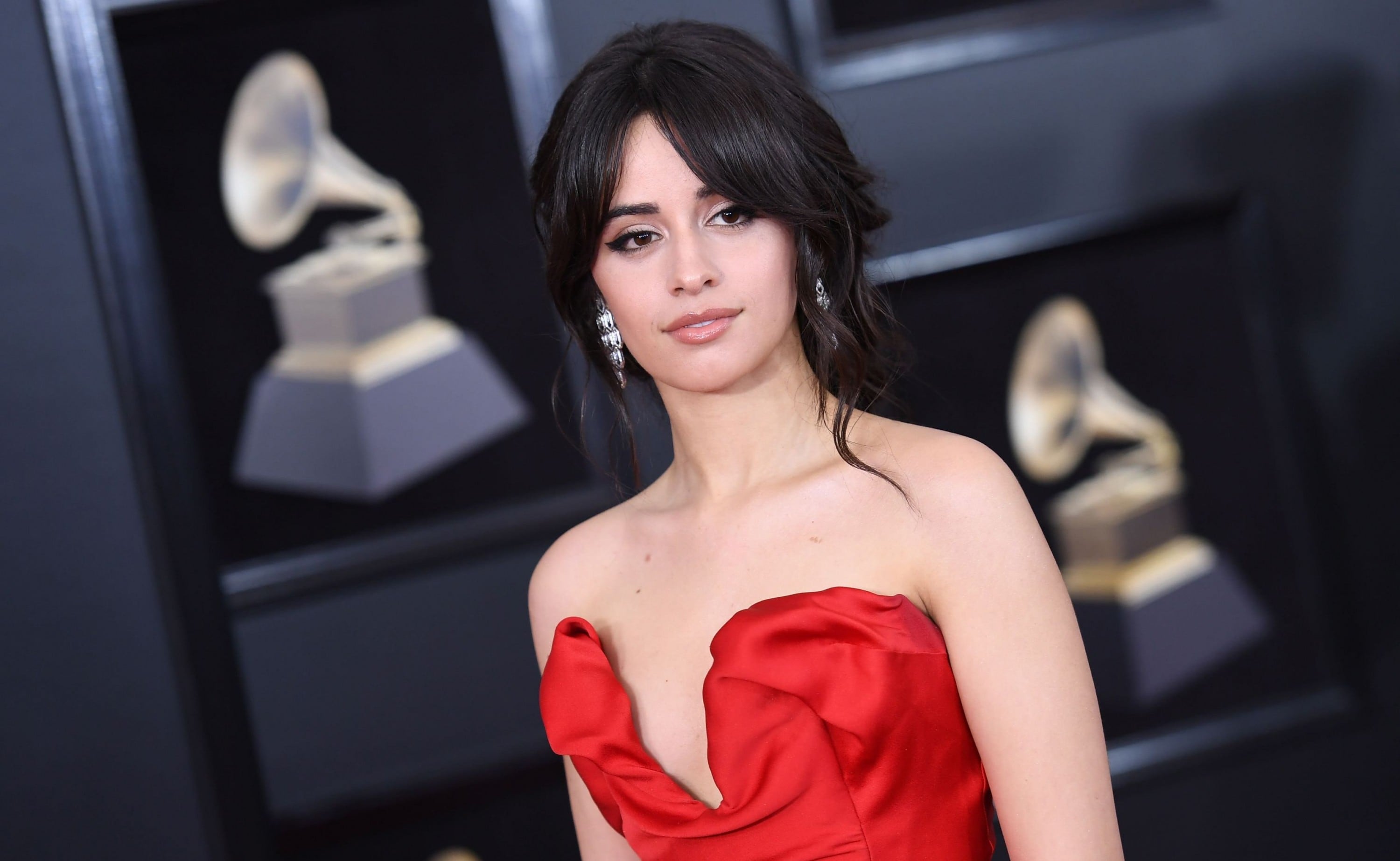 Grammy 2018: Camila Cabello y el tremendo escote con el que enloqueció a sus seguidores
