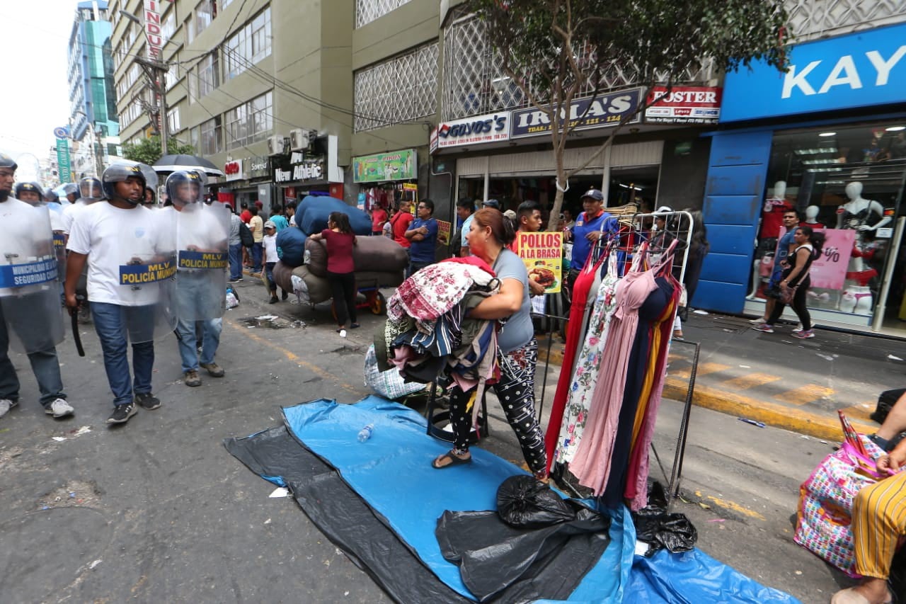 Los comerciantes informales obstruyeron la salida de los agentes y tuvieron que retirar sus mercaderías.&nbsp; (Foto: Manuel Melgar/ GEC)