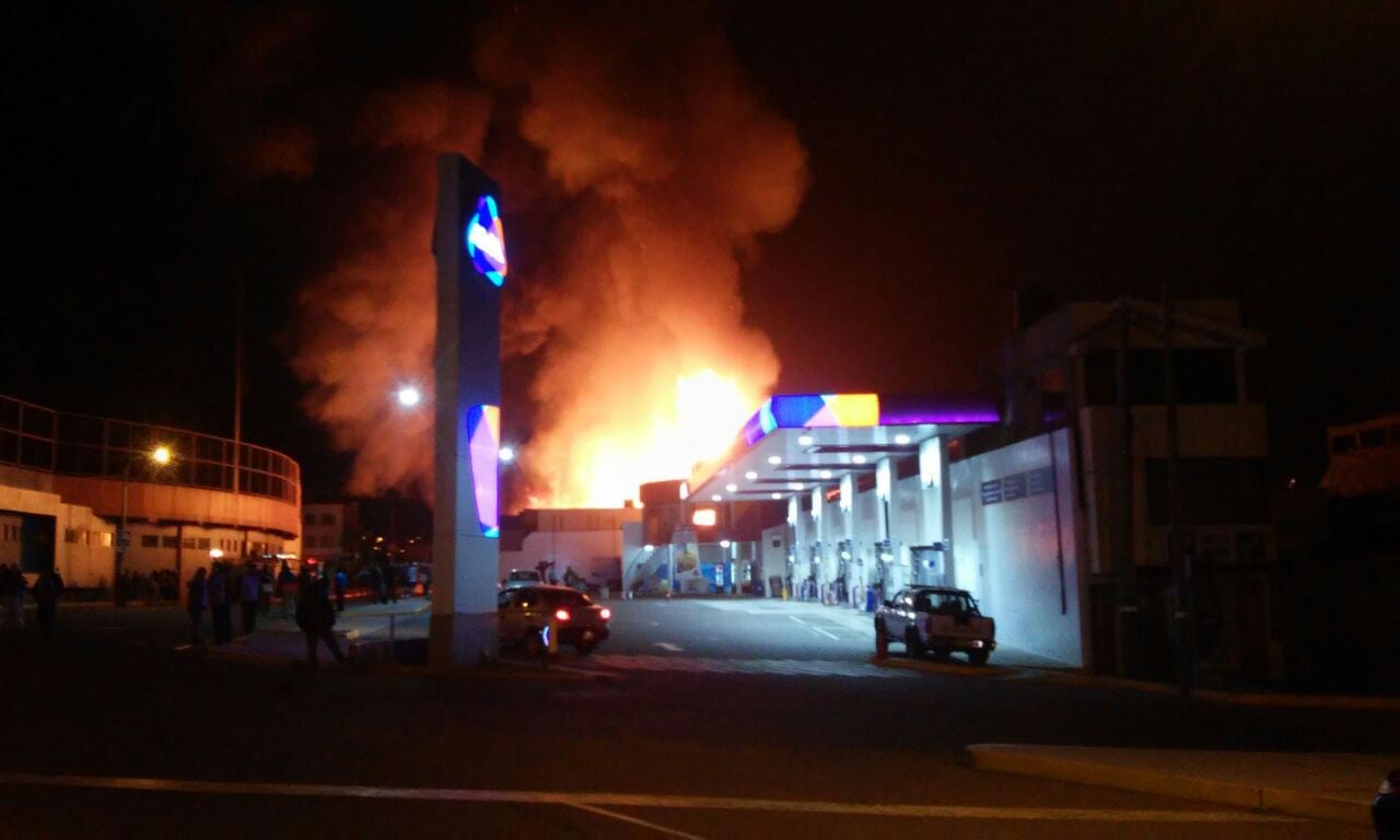 Bomberos tardaron más de cuatro horas en controlar el fuego. (Foto: Facebook Mollendinos Portal Web)