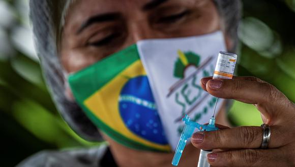 La enfermera Virginia Ribeiro, del Distrito Sanitario Especial Indígena (DSEI) de Manaos, prepara una dosis de la vacuna Coronavac. (Foto: Raphael Alves/ EFE)