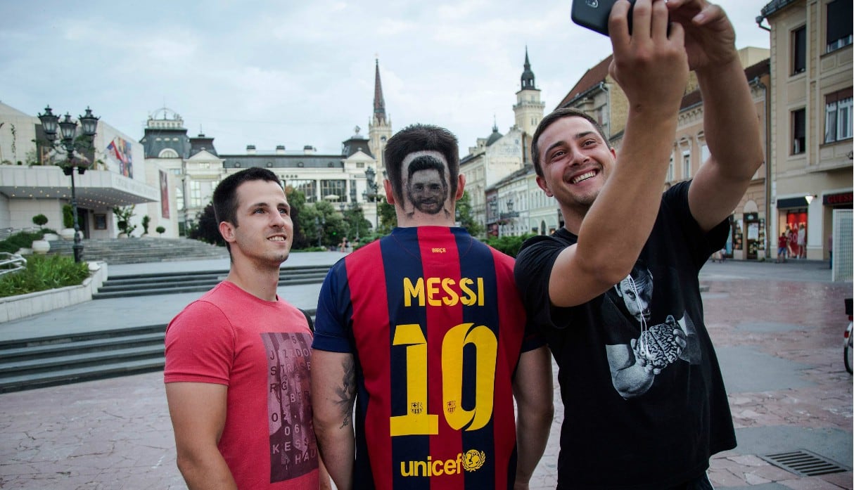 ¿Eres fan de Lionel Messi? Este peluquero en Serbia no dejará que te lo quites de la cabeza. (Fotos: AFP)