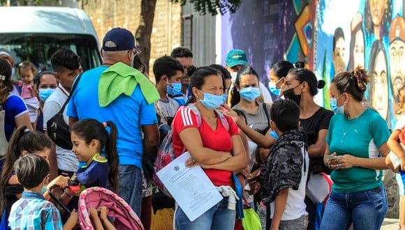 Migrantes venezolanos esperan ser vacunados contra el COVID-19 en el sector La Parada, la zona comercial de la frontera entre Colombia y Venezuela. (Foto: Schneyder MENDOZA / AFP)
