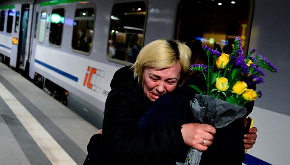 Una mujer es consolada por una amiga después de llegar en un tren desde Ucrania a Berlín el 2 de marzo de 2022. (Tobias SCHWARZ / AFP).