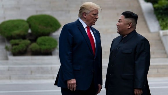 En esta foto de archivo tomada el 30 de junio de 2019, el presidente de los Estados Unidos, Donald Trump, y el líder de Corea del Norte, Kim Jong-un. (AFP/Brendan Smialowski).