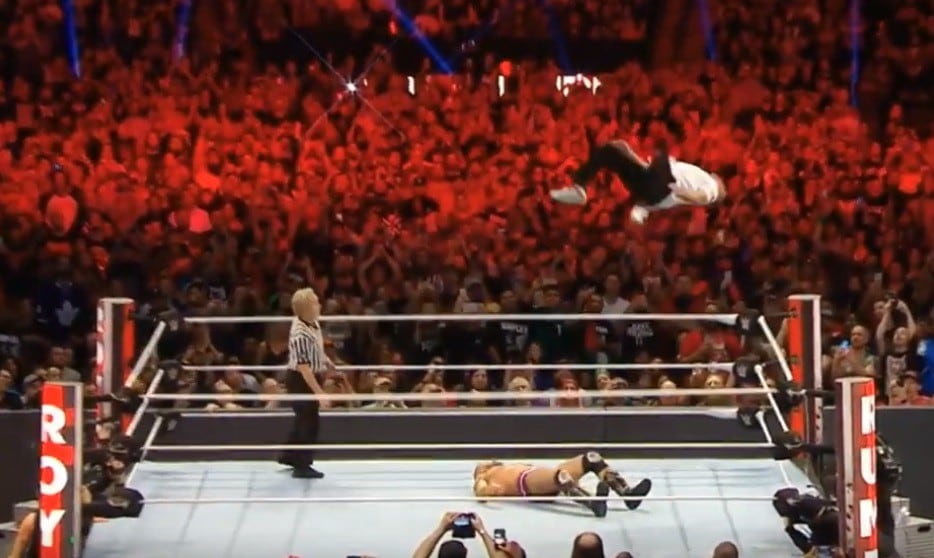 Otro impresionante movimiento de Shane McMahon. (WWE)