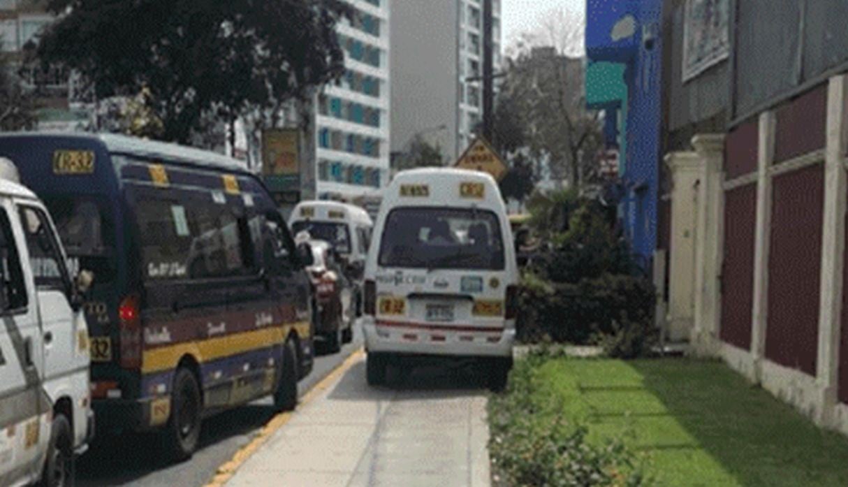 Tras el reclamo, el chofer del transporte indicó que lo hizo para “evitar el tráfico”. (Fotos: Twitter/ Christopher Acosta)