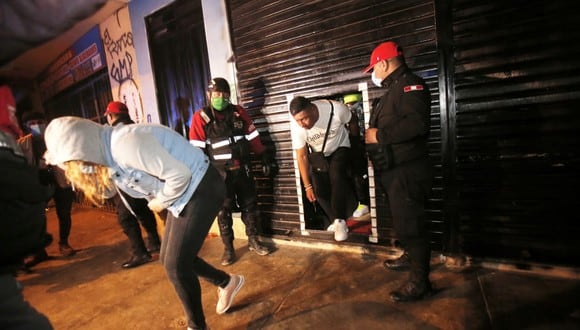 Participantes en una fiesta COVID-19 intentaron escapar ante la presencia policial en San Martín de Porres. (Foto: César Grados /@photo.gec)