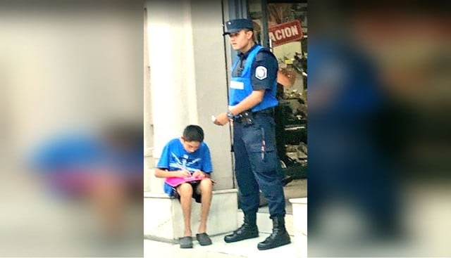 Policía ayuda a niño a estudiar y se vuelve viral en Facebook