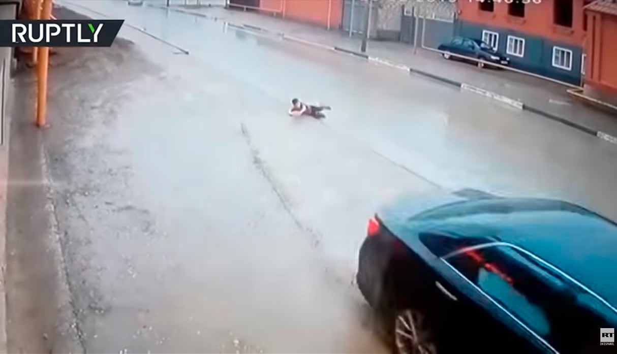 Conductor realiza increíble maniobra para evitar atropellar a un niño que cruzó la calle sin mirar. (YouTube / RT en Español)