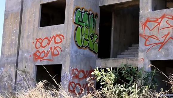 Encontró grafitis y dibujos de pentagramas dentro y fuera de las edificaciones.| Foto: Yulay/YouTube