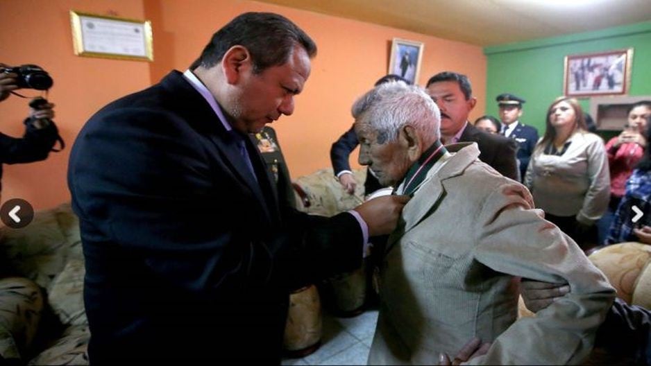 Reconocen al abuelito de 101 años por su valentía por defender al Perú en 1941.