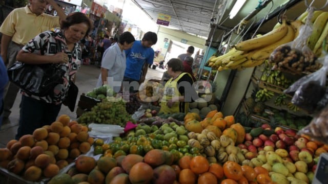 Precio de frutas y verduras se incrementó en mercados de Lima, tras los huaicos y persistentes lluvias en la selva y sierra central. (Foto: Isabel Medina / Trome)