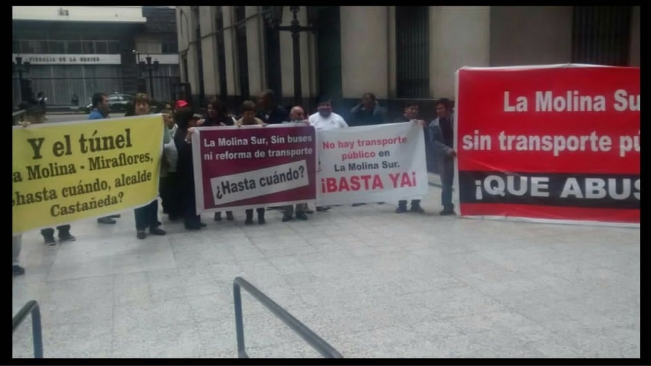 Vecinos de La Molina realizaron una protesta ante la Gerencia de Transporte Urbano de Lima, reclamando la falta de transporte público en la zona sur de ese distrito.