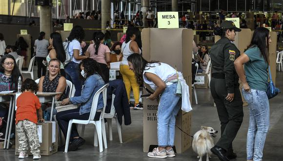 Vista de personas en un centro de votación en Medellín, Colombia, durante las elecciones presidenciales, el 29 de mayo de 2022. (Foto por JOAQUIN SARMIENTO / AFP)