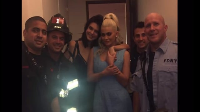 Kendall Jenner, Kylie Jenner y sus amigas quedaron atrapadas en el ascensor de un edificio en Nueva York.