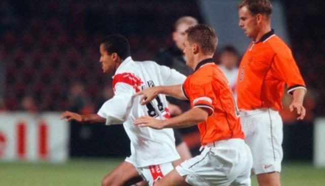 En 1998, Perú y Holanda jugaron un partido amistoso. Carlos 'Kukín' Flores estuvo en ese encuentro y mostró su clase para el fútbol. (Fotos: Agencias)